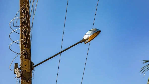 Moradores da zona Sul de Ribeirão Preto reclamam de falta de luz em postes
