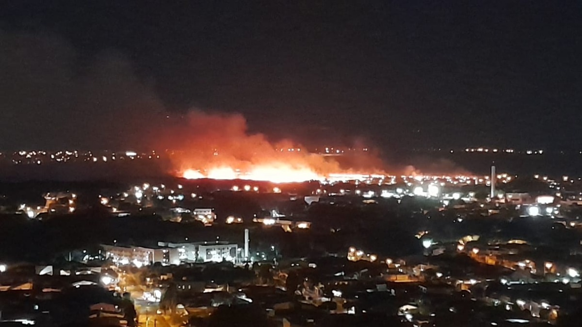 Incêndio de grandes proporções atinge área de mata no Jardim Horizonte Verde