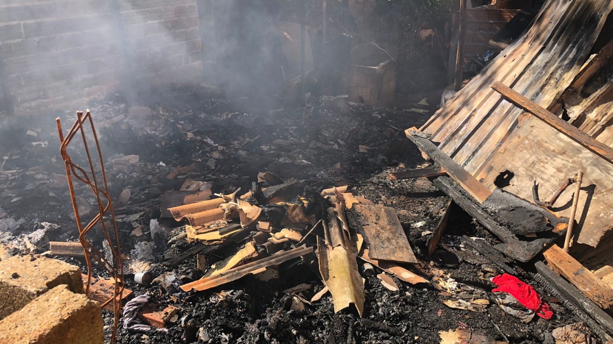 Incêndio destrói casa na comunidade Maria de Lourdes, no bairro Heitor Rigon