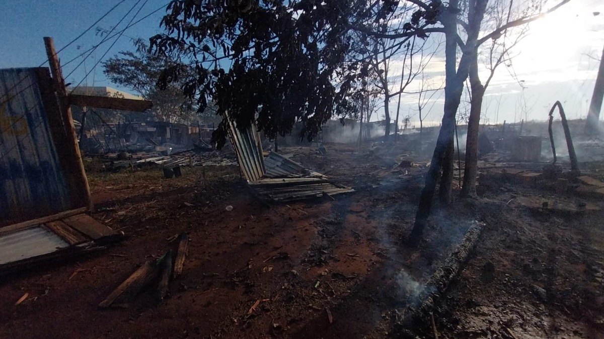 Incêndio destrói ao menos 10 barracos em comunidade no Jardim Heitor Rigon