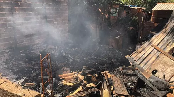 Casal tem casa destruída pelo fogo em comunidade de Ribeirão