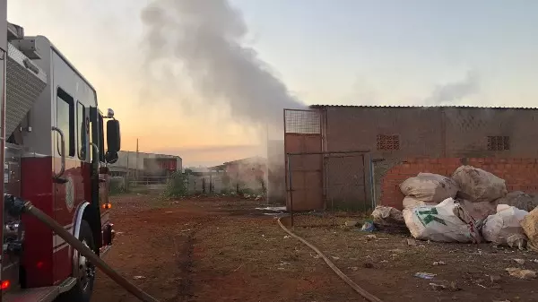 Incêndio atinge depósito de carvão na zona Norte de Ribeirão Preto