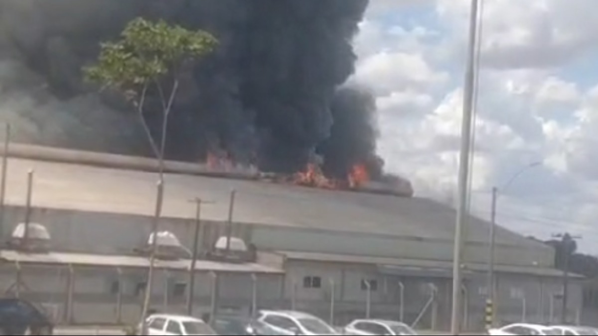 Brigadistas controlam fogo em barracão da Coplana, em Jaboticabal