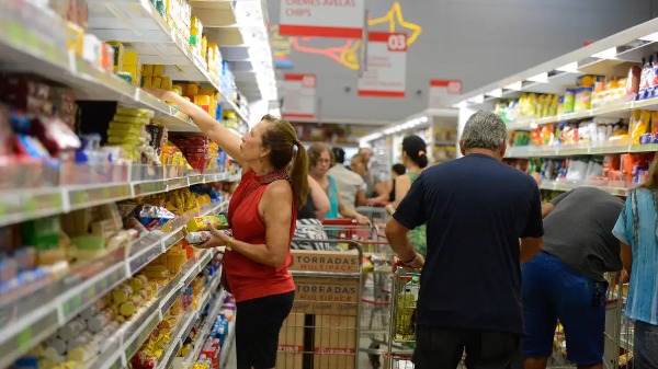 IPCA-15 registra aumento de 0,64% nos preços e tem índice puxado por alimentos e combustíveis