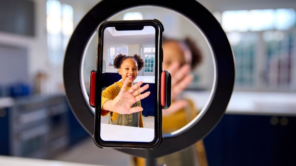 Justiça do trabalho proíbe publicações de influenciadores mirins no Instagram e no Facebook
