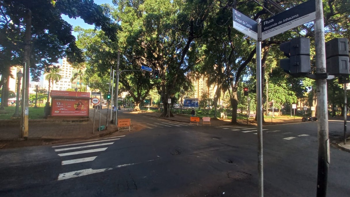 Cruzamento entre as ruas Duque de Caxias e Visconde de Inhaúma é interditado nesta sexta-feira (19)