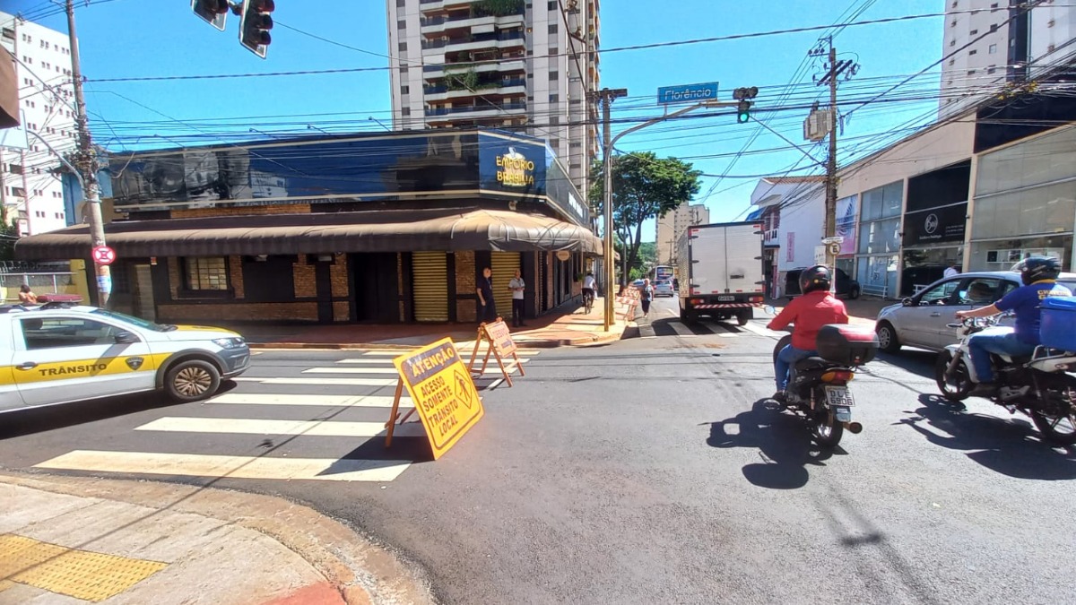 Interdição em cruzamento na rua Florêncio de Abreu dificulta trânsito em outras ruas da região