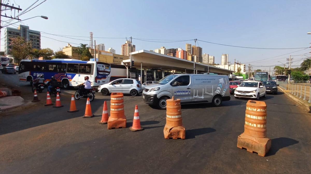 Rua José Bonifácio, no Centro, tem interdição para obras do corredor de ônibus