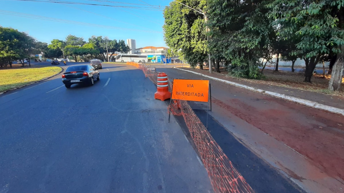 Rotatória da avenida Castelo Branco tem dois acessos bloqueados e dificulta o trânsito na região
