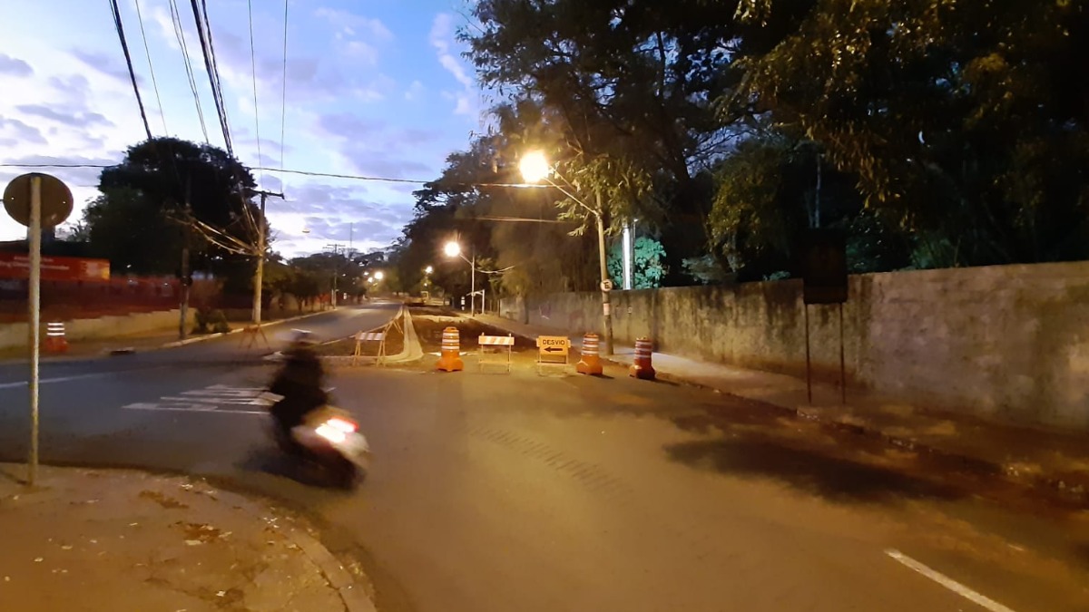 Interdição na rua Capitão Salomão ao lado do Bosque Municipal continua nesta sexta-feira (5)