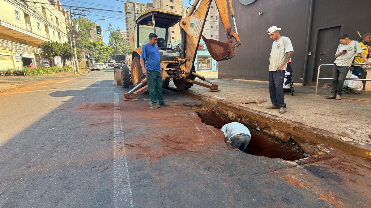 Quarteirão na rua Rui Barbosa, no Centro de Ribeirão Preto, é bloqueado para reparos em tubulações