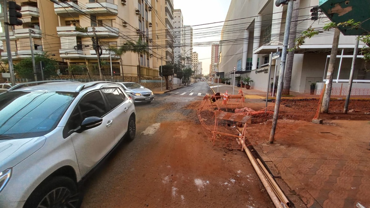 Troca de galerias na rua São José no Centro de Ribeirão Preto dificulta o trânsito nesta terça (24)