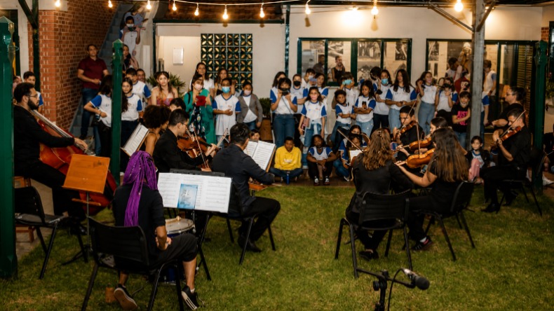 Participantes e músicos durante atividade do projeto Tocando a Vida, iniciativa de formação musical e inclusão sociocultural em Ribeirão Preto - Crédito: Divulgação