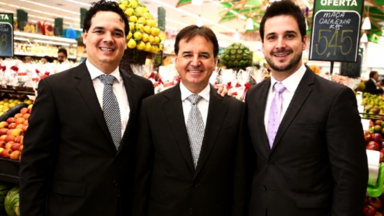 Da esquerda para a direita: Rodolfo Savegnago, diretor do Paulistão Atacadista; Chalim Savegnago, presidente-executivo do Grupo Savegnago; e Murilo Savegnago, diretor de Marketing do Grupo Savegnago  - Crédito: Divulgação 