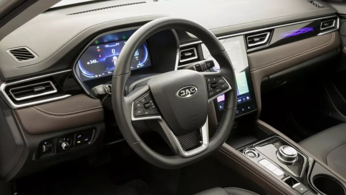 Com muita economia, JAC eJ7 ainda oferece bom desempenho e luxo 2 O eJ7 conta com acabamento cuidadoso e materiais de qualidade