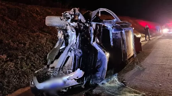 Motorista fica ferido após bater na traseira de caminhão na Anhanguera