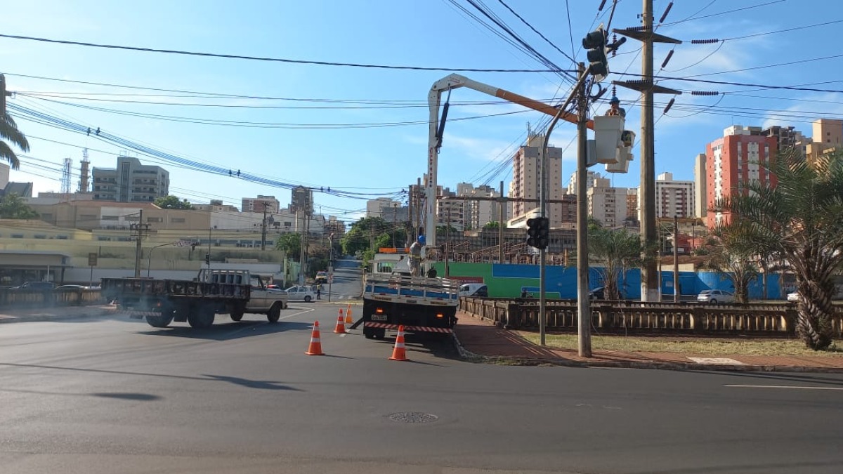 Semáforos deligados por furto de fios causam transtornos no Centro de Ribeirão Preto