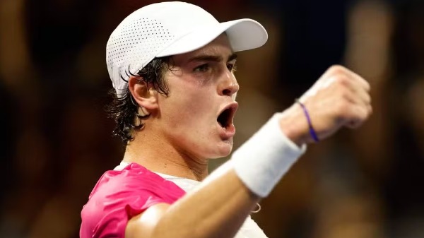 Tenista brasileiro João Fonseca se classifica para o Australian Open depois de bater argentino