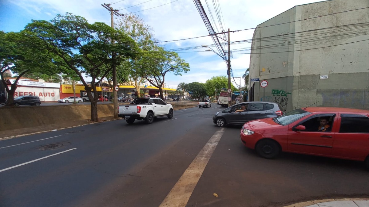 Motoristas reclamam de riscos de acidentes na esquina da José da Silva com a Francisco Junqueira