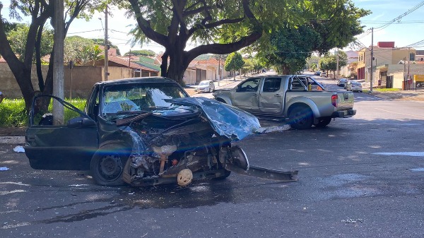 Jovem é arremessado do carro após colisão com caminhonete no Jardim Independência, em Ribeirão - Foto: Michelle Souza/CBN Ribeirão
