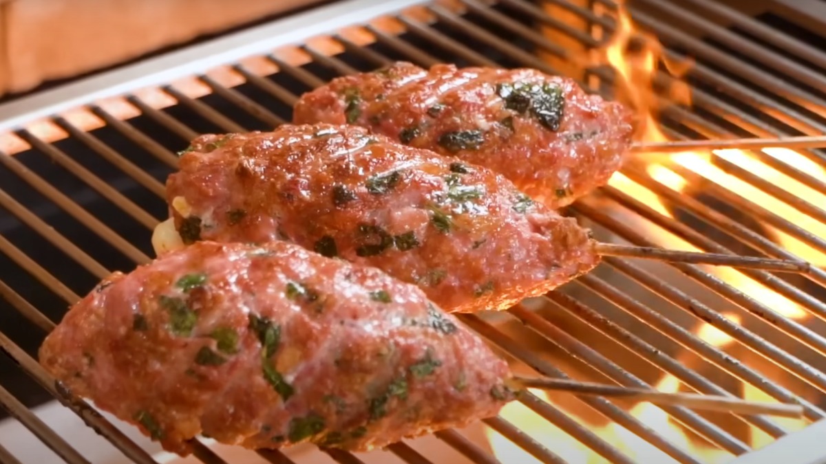 Receitas de espetos: churrasco grego e kafta de linguiça recheada