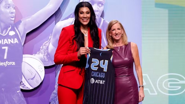 Atleta de basquete brasileira é considera a melhor jogadora estrangeira do mundo