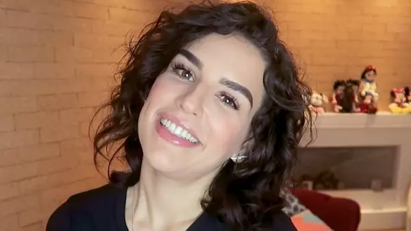 Kéfera reativa canal no YouTube para anunciar nova peça de teatro
