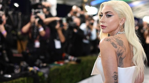 Lady Gaga reúne multidão de fãs antes mesmo de show em Copacabana