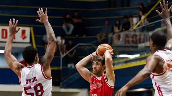 Lance de Franca x Instituto de Córdoba pela BCLA 2025/2026 - Foto: FIBA