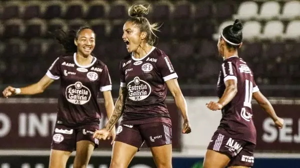 Guerreiras Grenás visitam o Avaí/Kindermann pelo Brasileiro