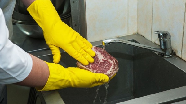 Você costuma lavar a carne? Especialista alerta que hábito aumenta risco de contaminação na cozinha
