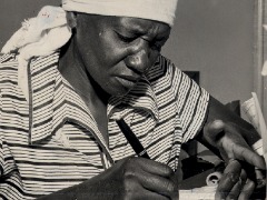 Carolina de Jesus aborda vida na favela em "Quarto de despejo"