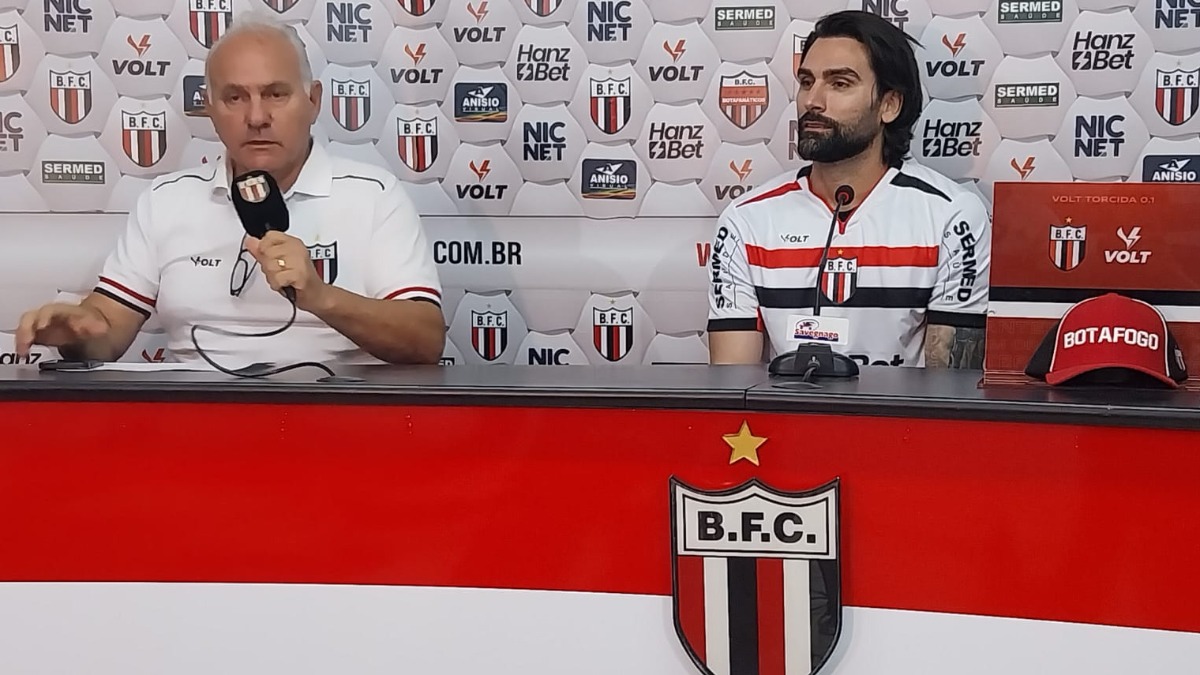 Léo Gamalho, novo reforço do Botafogo-SP, é apresentado na tarde desta quarta-feira (30)