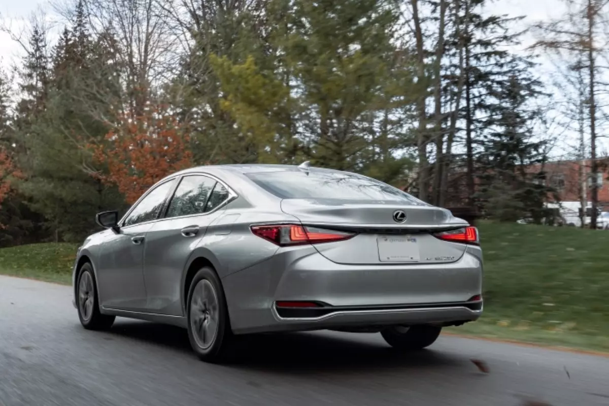 Novo Lexus ES 300h Hybrid