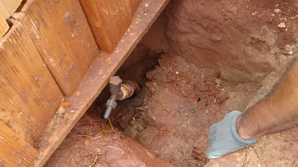 Saerp encontra 28 ligações clandestinas de água em bairro de Ribeirão