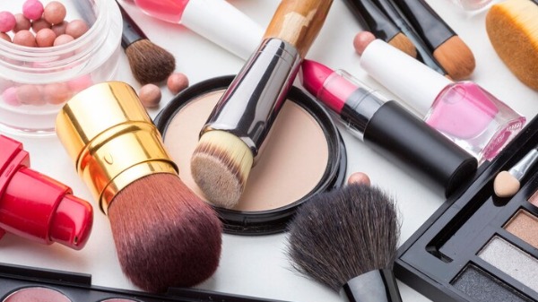 Uso de cosméticos por crianças preocupa especialistas e ganha guia da Sociedade Brasileira de Pediatria