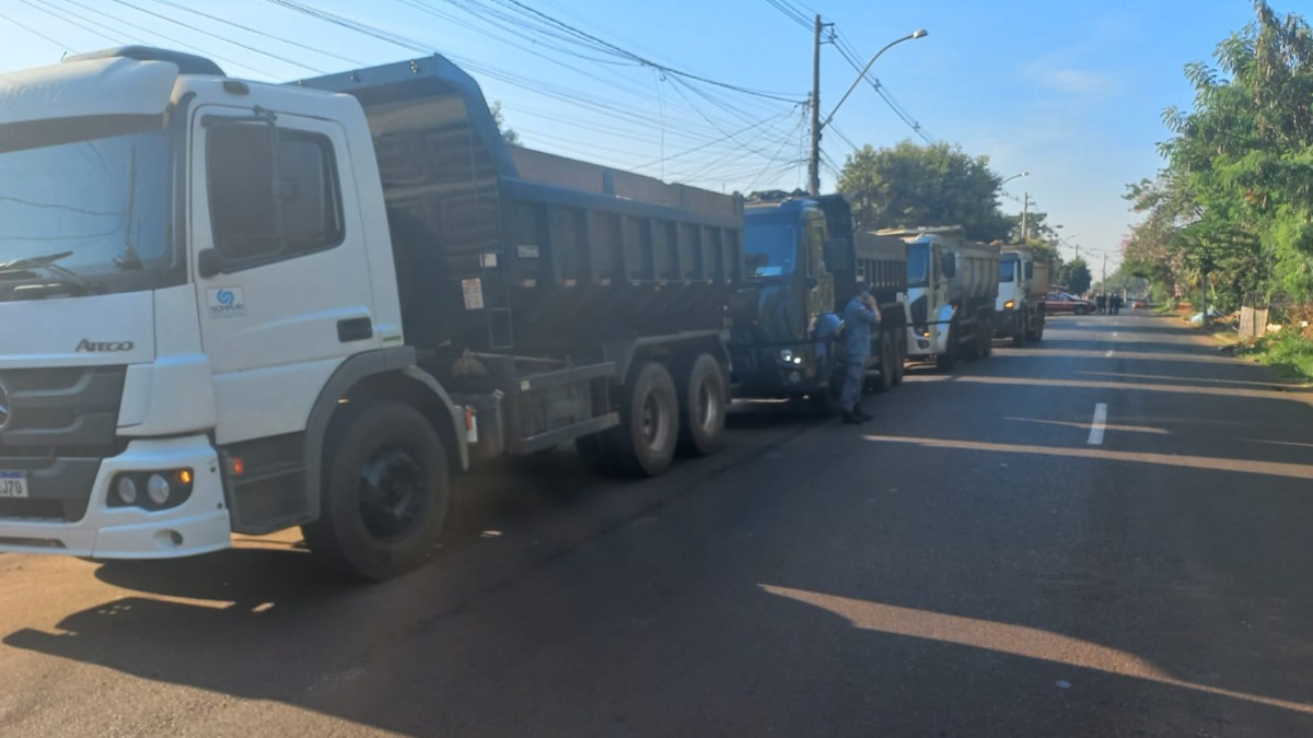 Avenida Mário Covas em Ribeirão tem interdição para limpeza de área de descarte irregular de lixo
