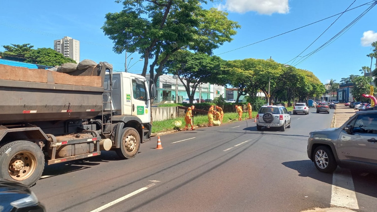 Limpeza em faixa deixa trânsito carregado em trecho da avenida Francisco Junqueira