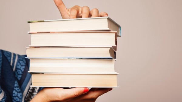 Gestão do estado determinou a retirada das obras da rede estadual de educação, a partir de um ofício distribuído na terça-feira (7). (Foto: Reprodução/Freepik) - Foto: Divulgação