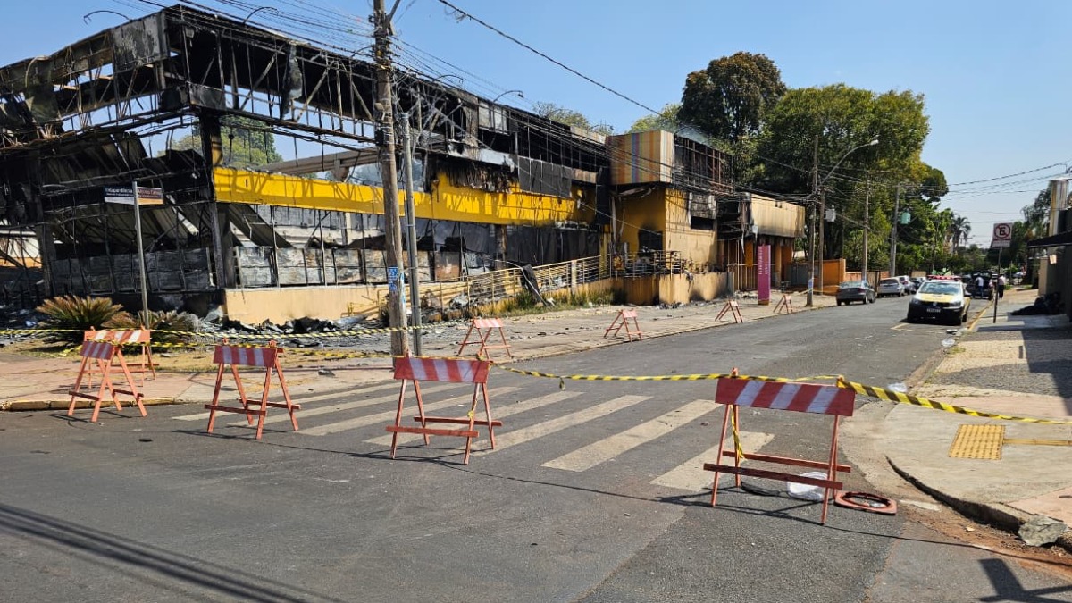 Corpo de Bombeiros realiza trabalho de rescaldo após incêndio em loja de utilidades em Ribeirão