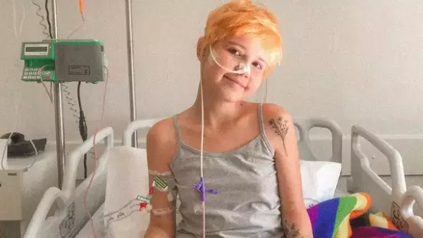 Influenciadora digital compartilha a rotina de viver com a Doença de Crohn