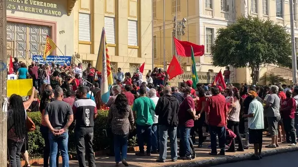 Pró-governo, manifestantes protestam na Câmara de Araraquara