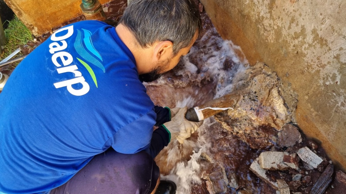 Saerp realiza reparo emergencial em rede rompida no bairro Jardim Arlindo Laguna