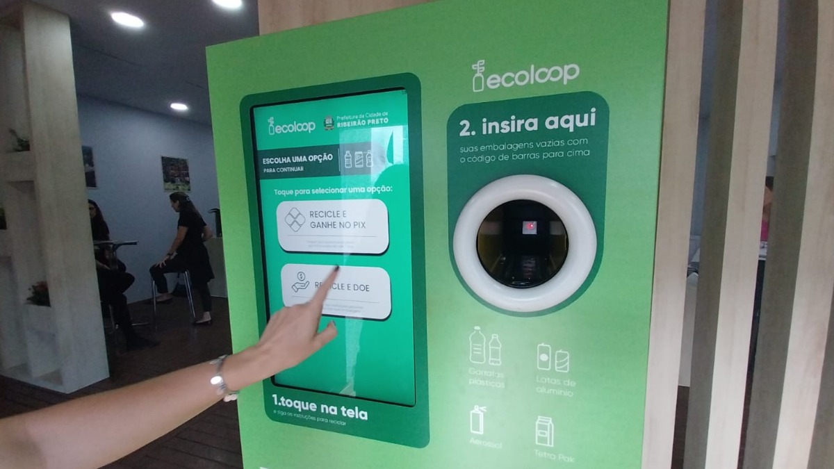 Empresa apresenta máquina que troca material reciclável por dinheiro, na Agrishow 2025