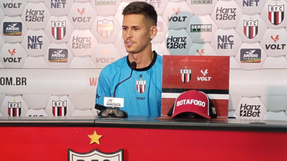 Marquinho lamenta lesão de Léo Gamalho, mas confia no elenco para manter recuperação na Série B