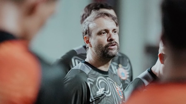 Um treinador brasileiro na Indonésia e a internacionalização do futebol