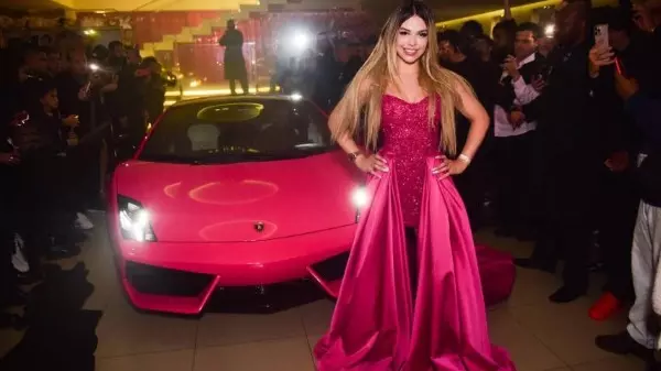 MC Melody ganha Lamborghini rosa em sua festa de 15 anos e Anitta alfineta