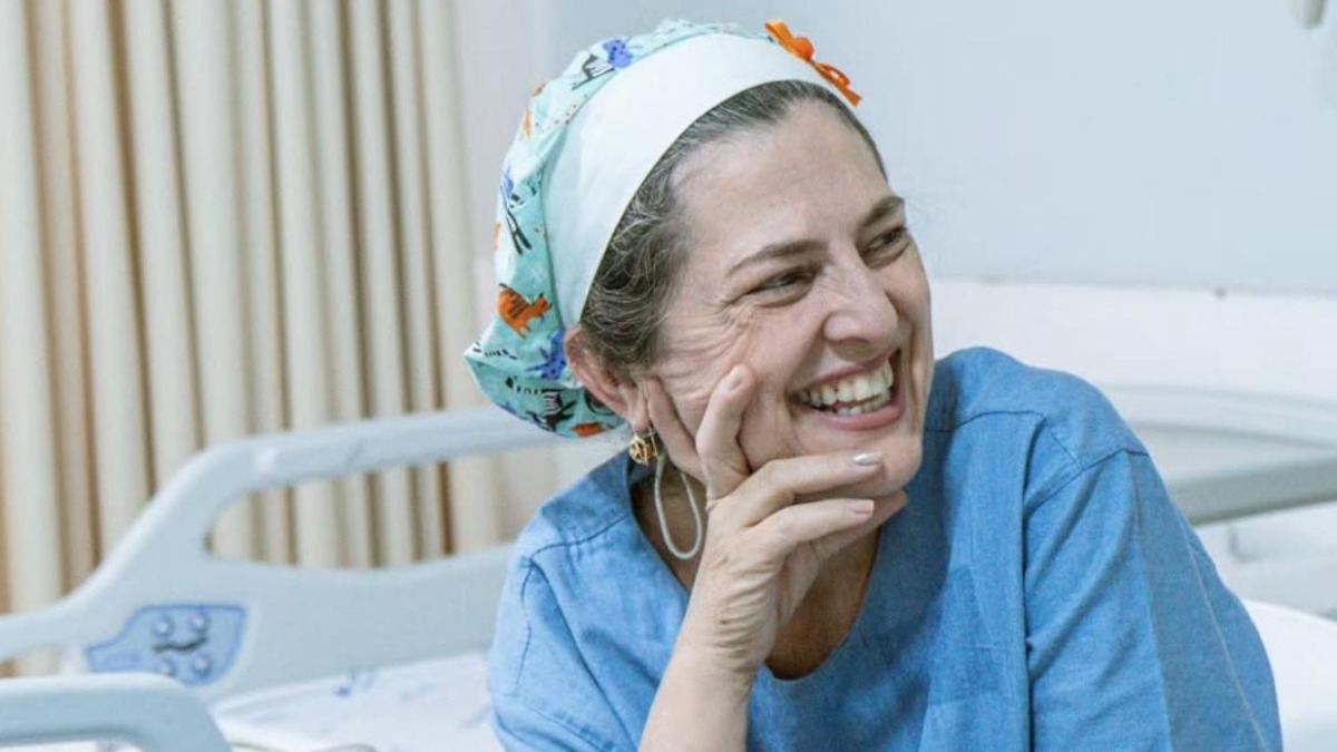 Médica que venceu o câncer de mama transforma cura em inspiração para outras mulheres