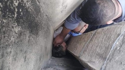 Criança prende cabeça entre poste e muro em escola municipal