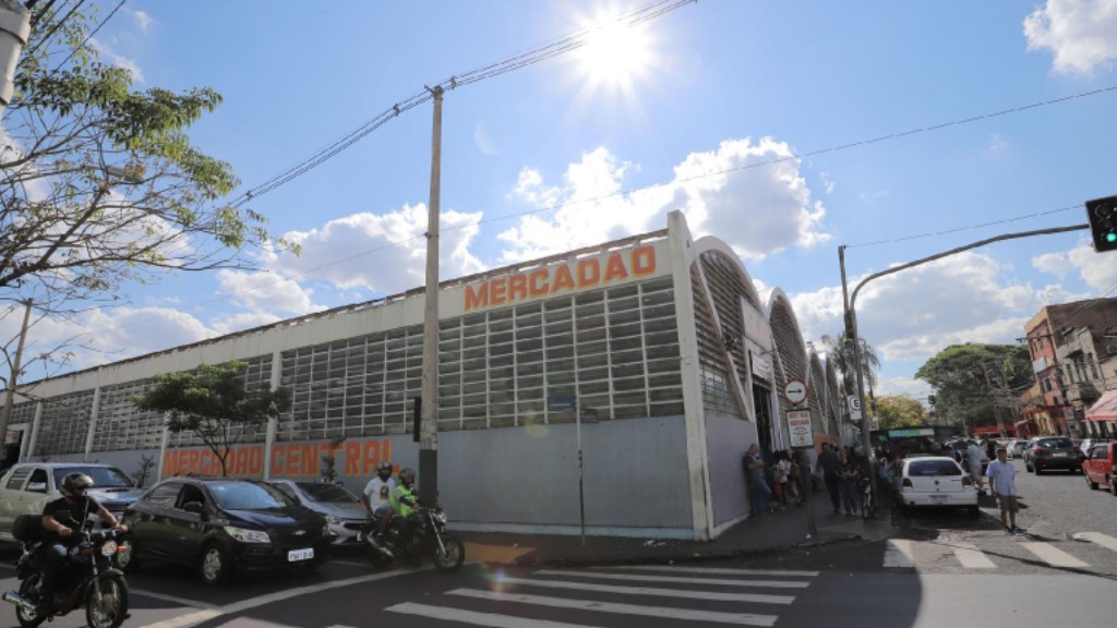 Fiscalização da Vigilância Sanitária combate venda irregular de queijos no Mercadão Central